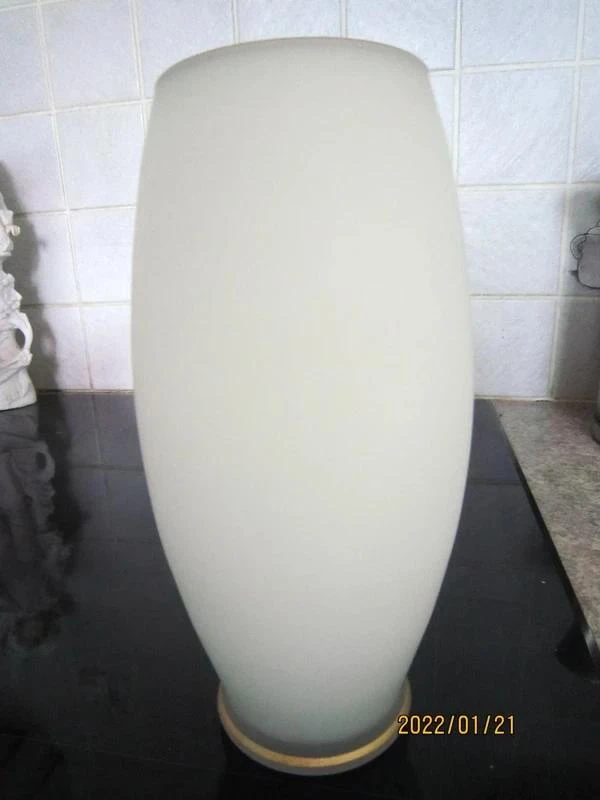 Oud vaas van mat wit glas met bloemenontwerp – photo 3